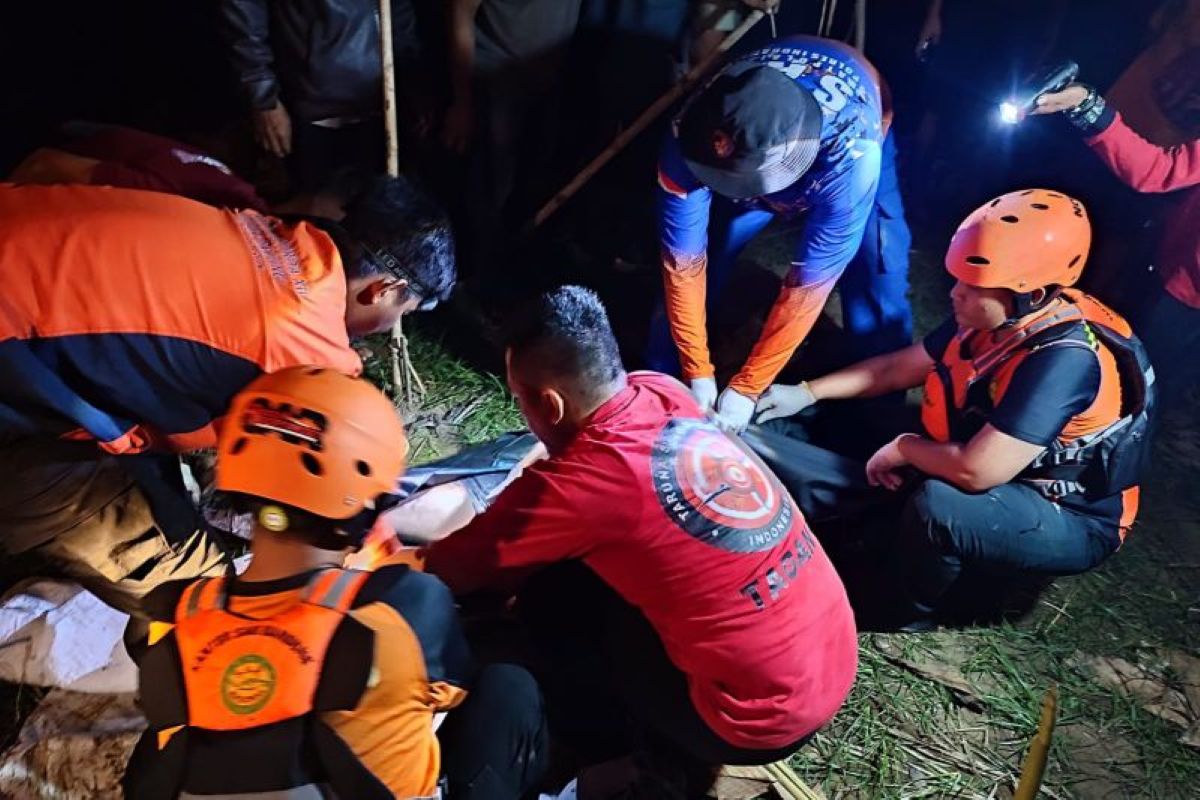 Tim SAR gabungan mengevakuasi jenazah korban di sekitar kawasan Bendungan Karet Bangkir Indramayu. (Pos SAR Cirebon/Antara)