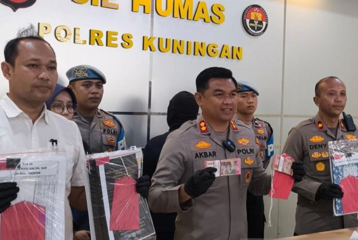 Polres Kuningan konferensi pers terkait kasus korupsi dana desa di Kuningan, Senin (10/11). (Fathnur Rohman/Antara)