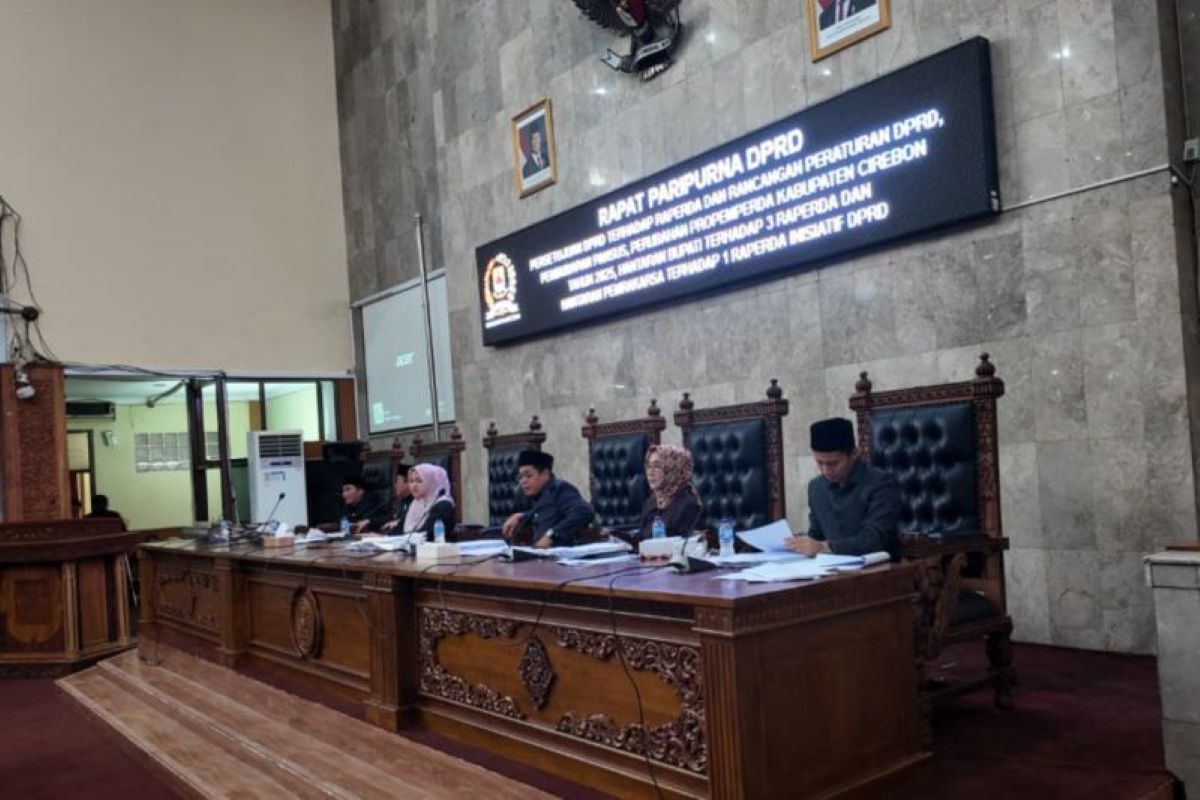 Rapat paripurna pembahasan empat raperda srtategis di DPRD Kabupaten Cirebon. (DPRD Kabupaten Cirebon/Antara)
