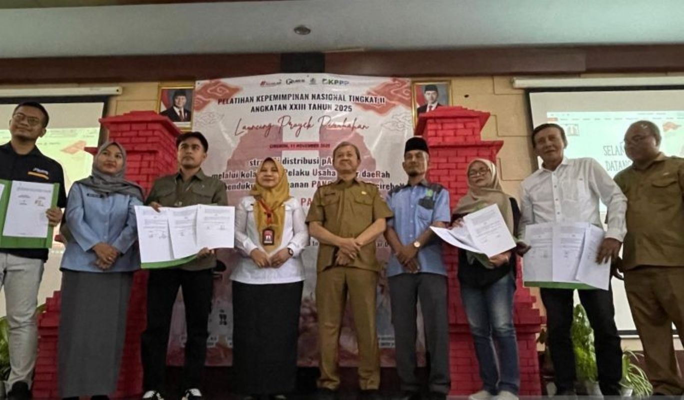 Penandatanganan kerja sama DKP3 Kota Cirebon dengan sejumlah pihak untuk program Gapura Pangan di Cirebon. (Fathnur Rohman/Antara)