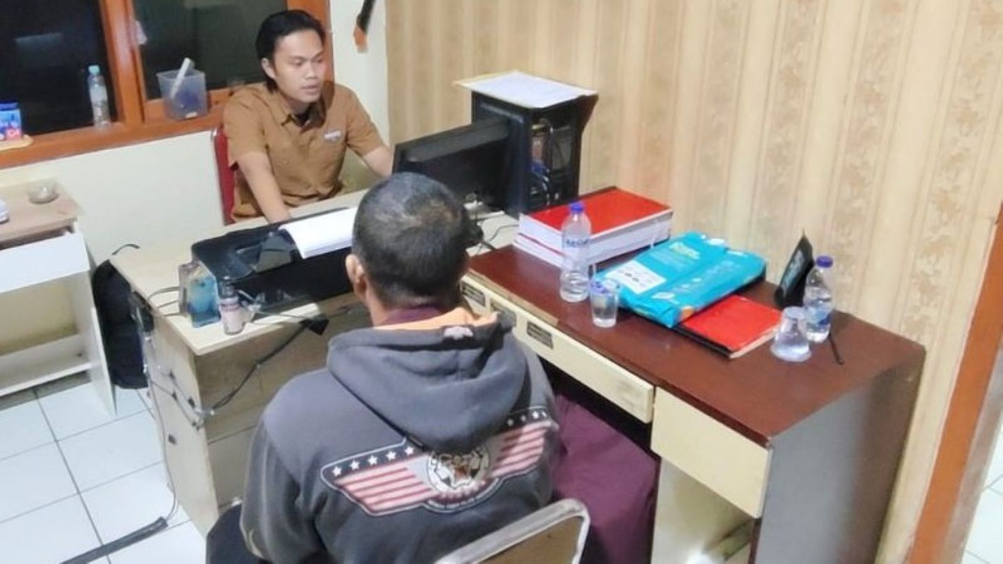 Tersangka kasus pelecehan anak menjalani pemeriksaan di Polres Kuningan. (Fathnur Rohman/Antara)