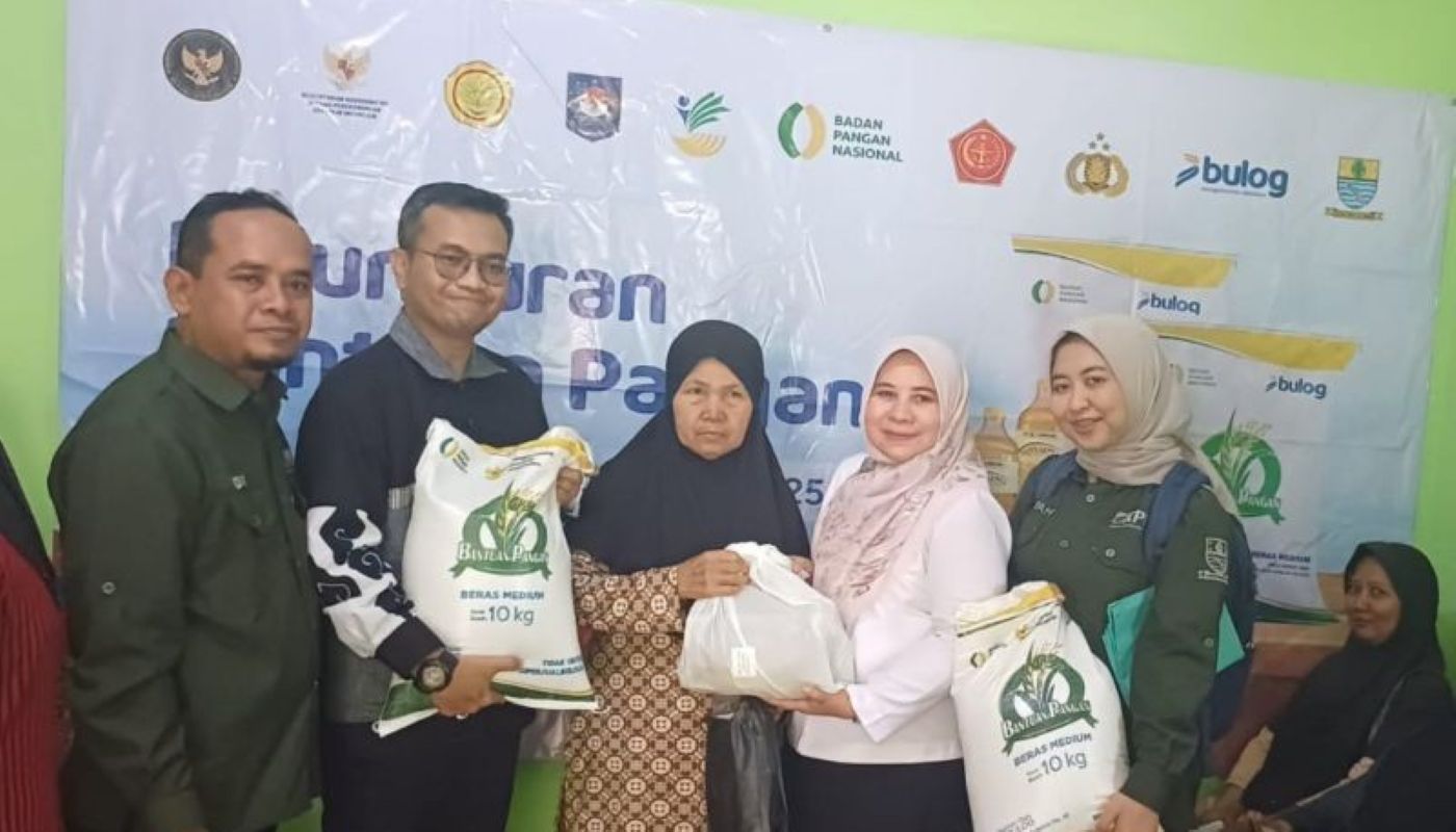 Penyaluran bantuan pangan di Kota Cirebon. (Fathnur Rohman/Antara)
