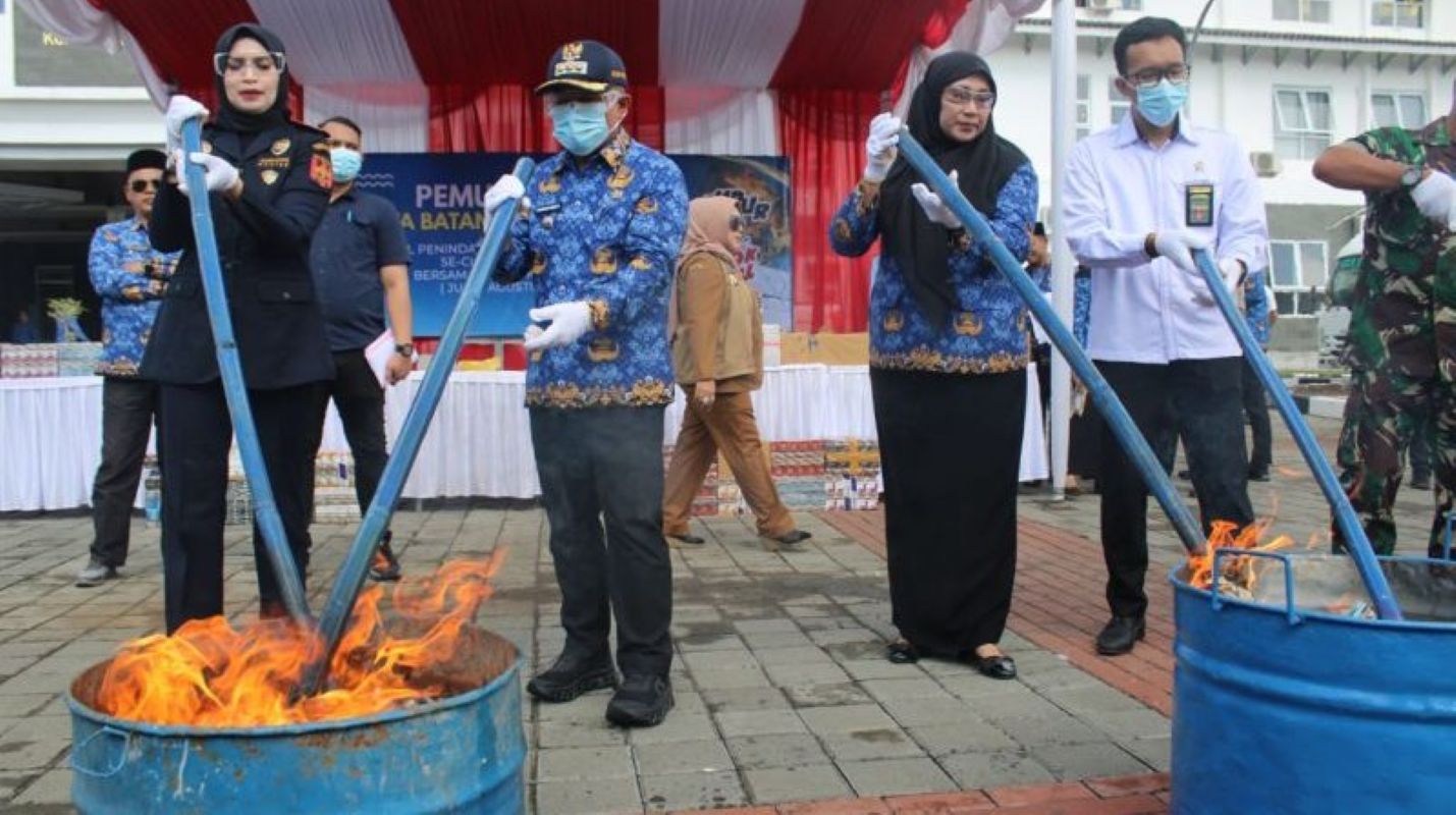 Pemusnahan rokok ilegal di Kabupaten Kuningan, Senin (17/11). (Pemkab Kuningan/Antara)