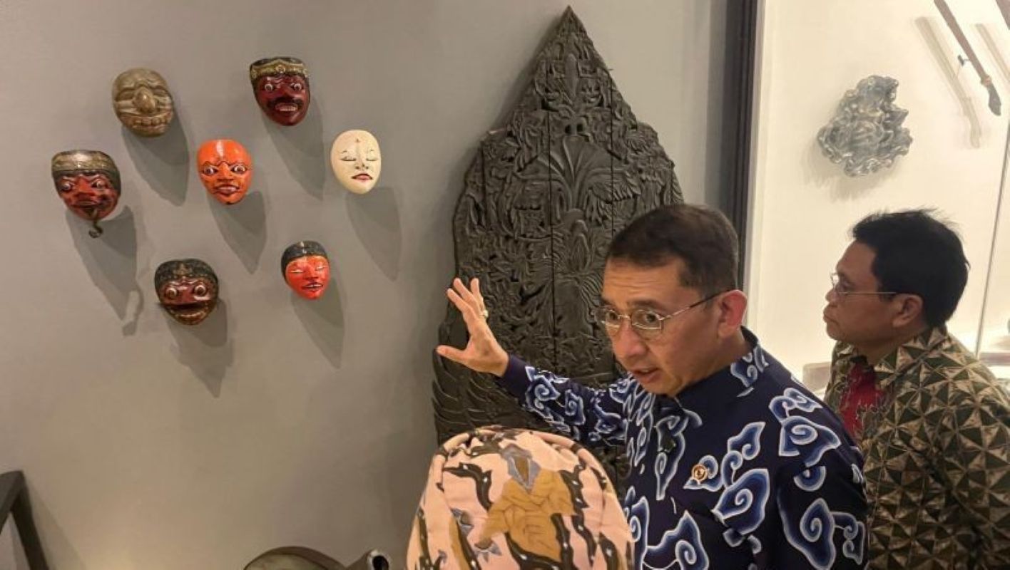 Menbud Fadli Zon meninjau benda koleksi di Museum Keraton Kanoman Cirebon. (Fathnur Rohman/Antara)