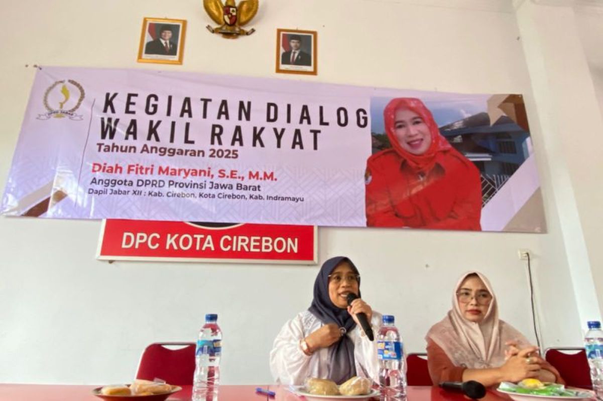 Anggota Komisi V DPRD Provinsi Jawa Barat Diah Fitri Maryani (kiri) melaksanakan program dialog wakil rakyat di Kota Cirebon. (Antara)