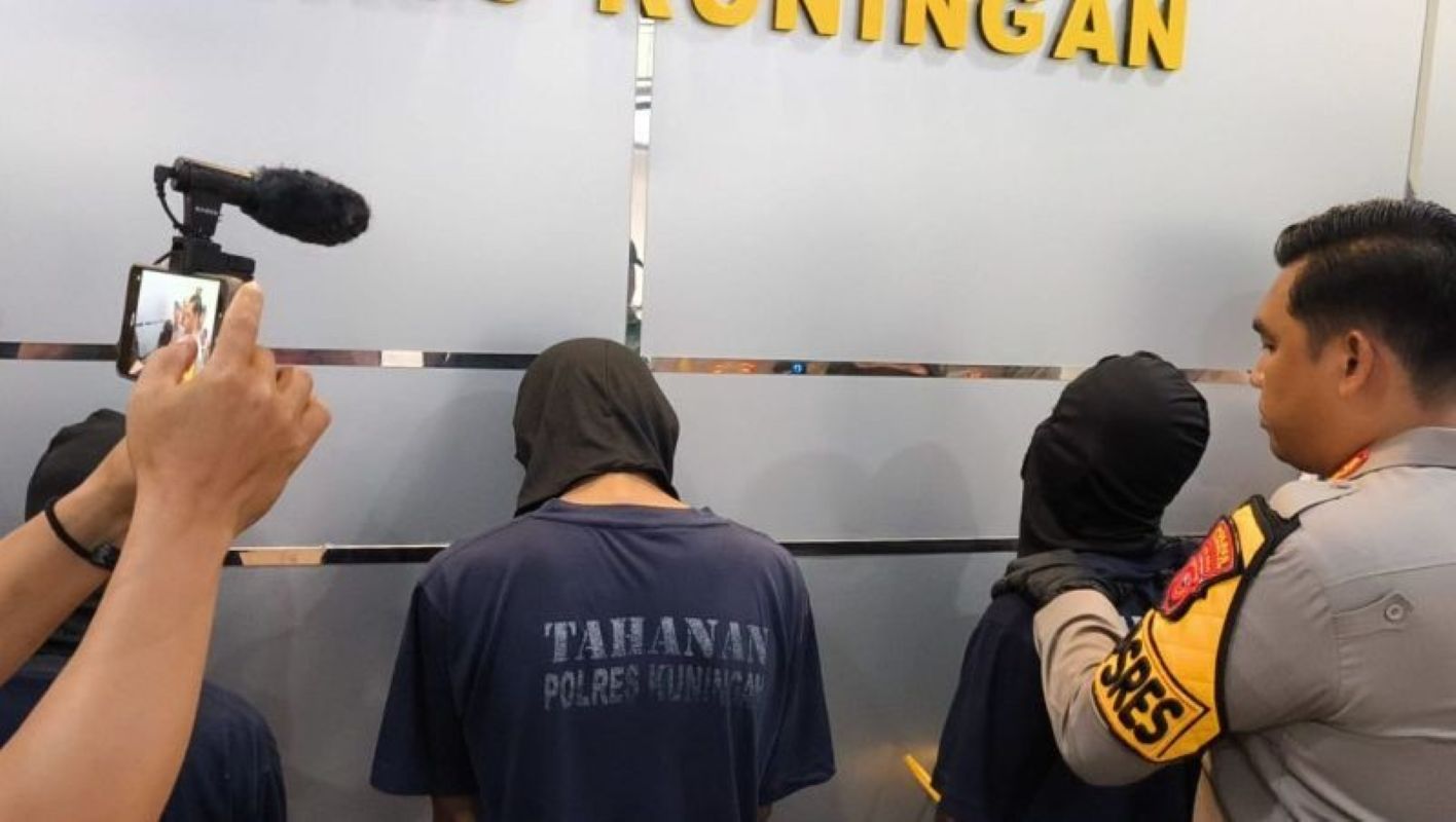 Tiga tersangka kasus curanmor di Polres Kuningan. (Fathnur Rohman/Antara)
