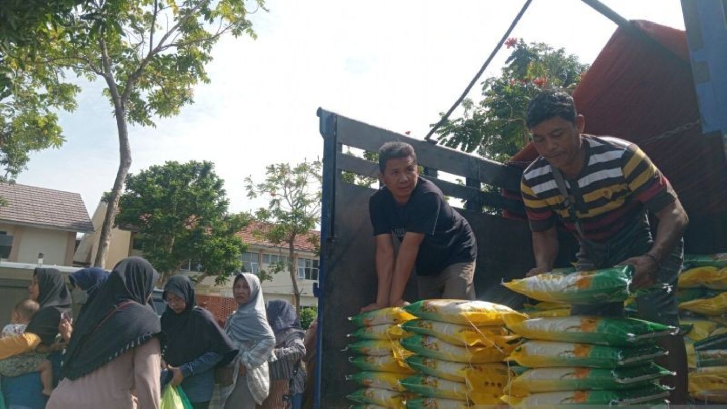 Warga mengantre membeli beras SPHP di kegiatan Gerakan Pangan Murah (GPM) di Cirebon. (Fathnur Rohman/Antara)