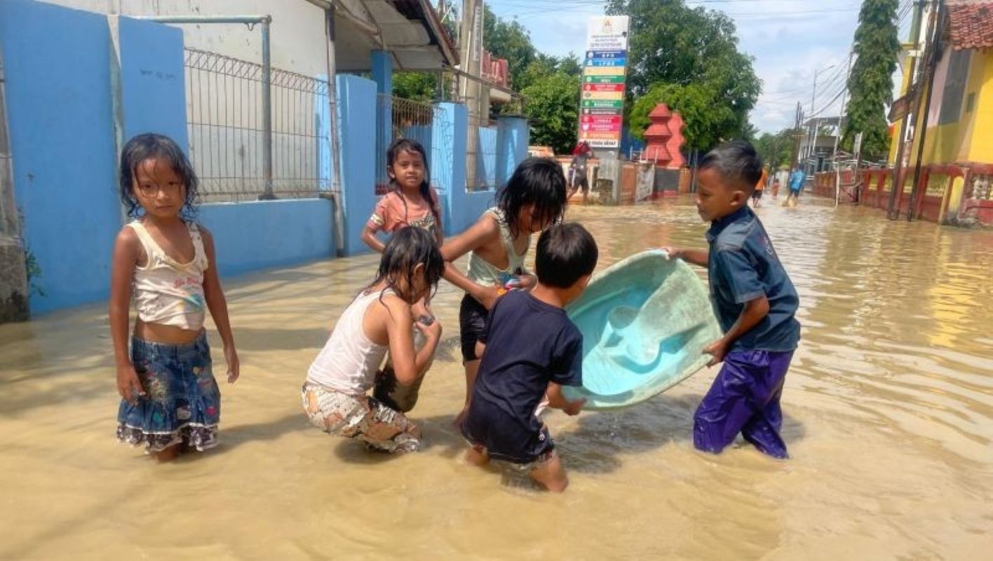 Banjir merendam sejumlah titik di Kabupaten Cirebon. (Fathnur Rohman/Antara)