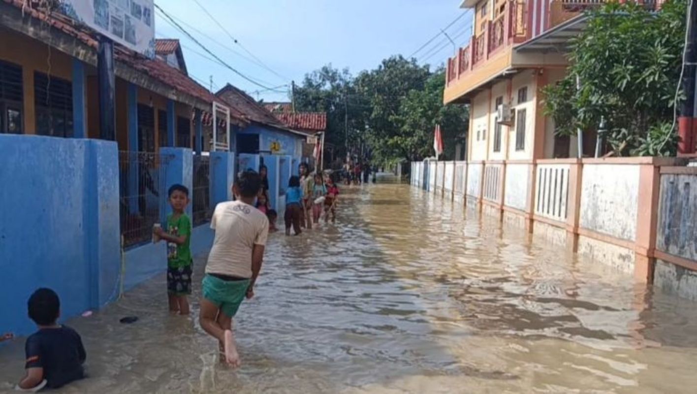 Banjir mulai surut di Desa Gunungsari, Cirebon, Kamis (20/11). (Fathnur Rohman/Antara)