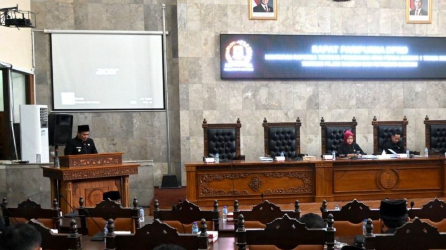 Rapat paripurna penyampaian revisi Perda Pajak dan Retribusi Daerah di Gedung DPRD Kabupaten Cirebon, Kamis (20/11). (Fathnur Rohman/Antara)