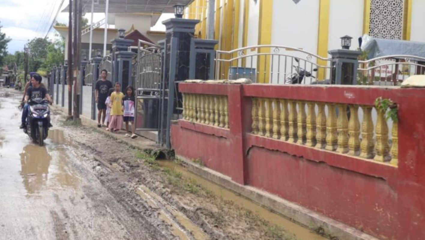 Permukiman warga setelah banjir di Desa Gunungsari, Kecamatan Waled, Cirebon, Jumat (21/11). (Fathnur Rohman/Antara)