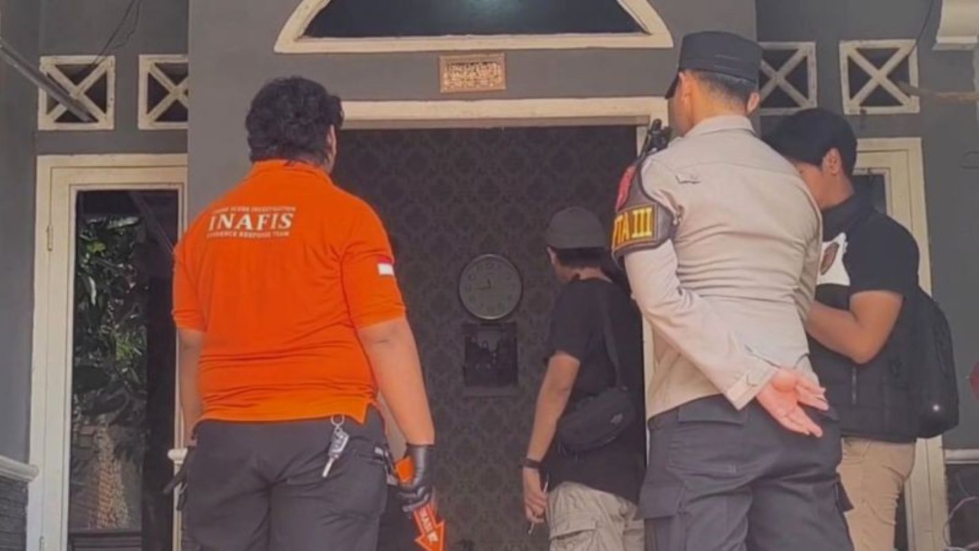 Tim Inafis Polres Indramayu melakukan olah TKP kasus pembunuhan seorang ibu rumah tangga di Kecamatan Krangkeng, Indramayu, Jumat (21/11). (Fathnur Rohman/Antara)