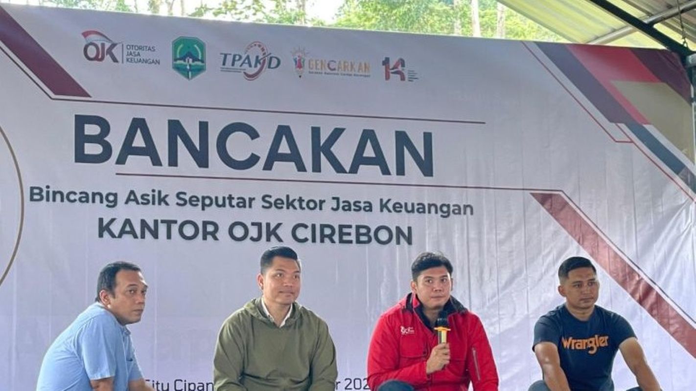 Kepala OJK Cirebon Agus Muntholib (dua dari kanan) di Majalengka. (Fathnur Rohman/Antara)