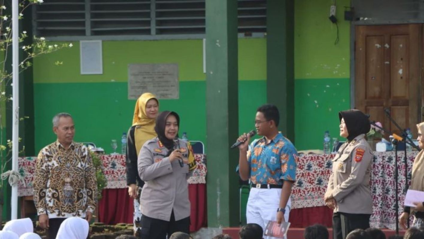Polresta Cirebon gencarkan program Police Goes to School di sejumlah sekolah di Cirebon. (Polresta Cirebon/Antara)