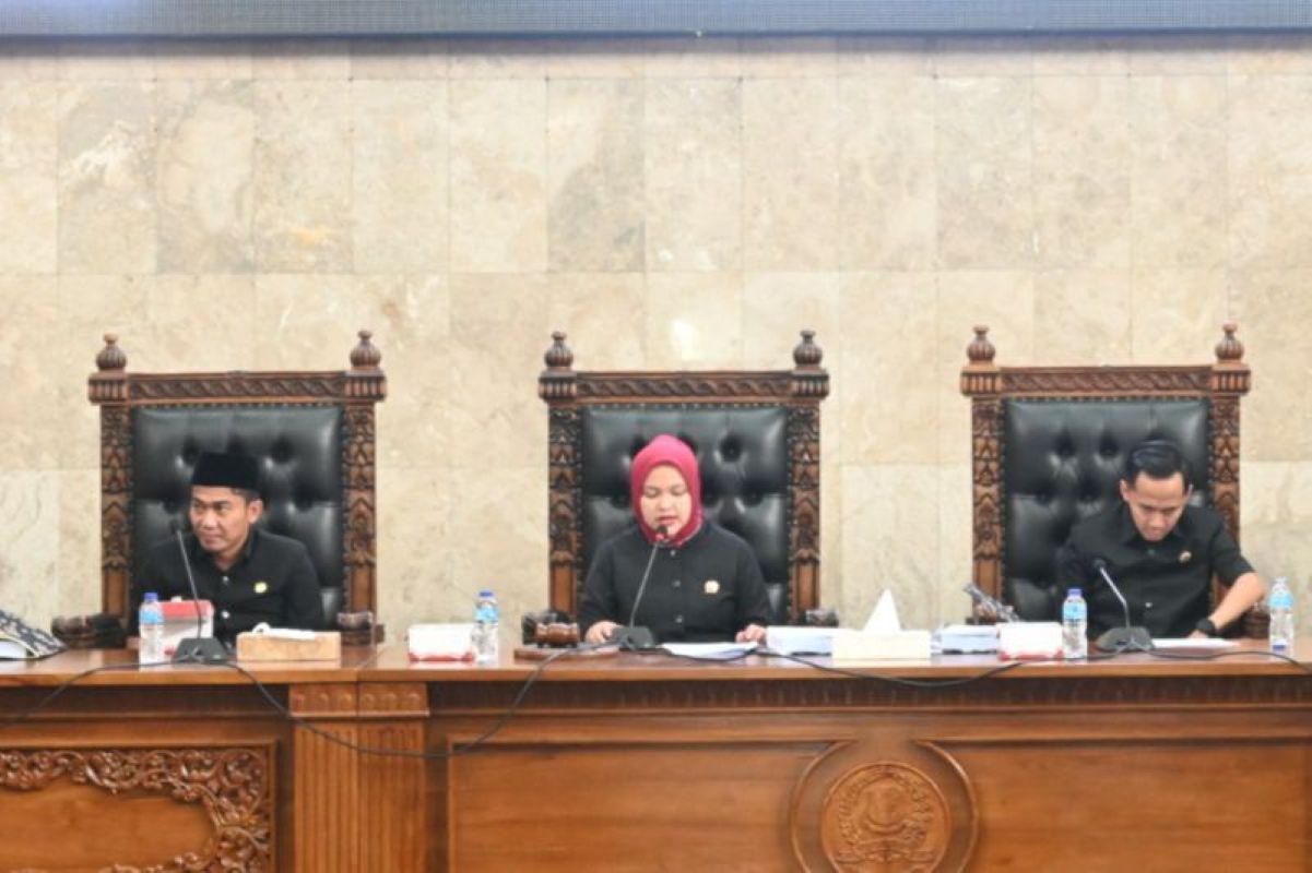 DPRD Kabupaten Cirebon melaksanakan rapat paripurna terkait penyampaian fraksi untuk revisi Perda Pajak dan Retribusu Daerah, di Cirebon. (Fathnur Rohman/Antara)
