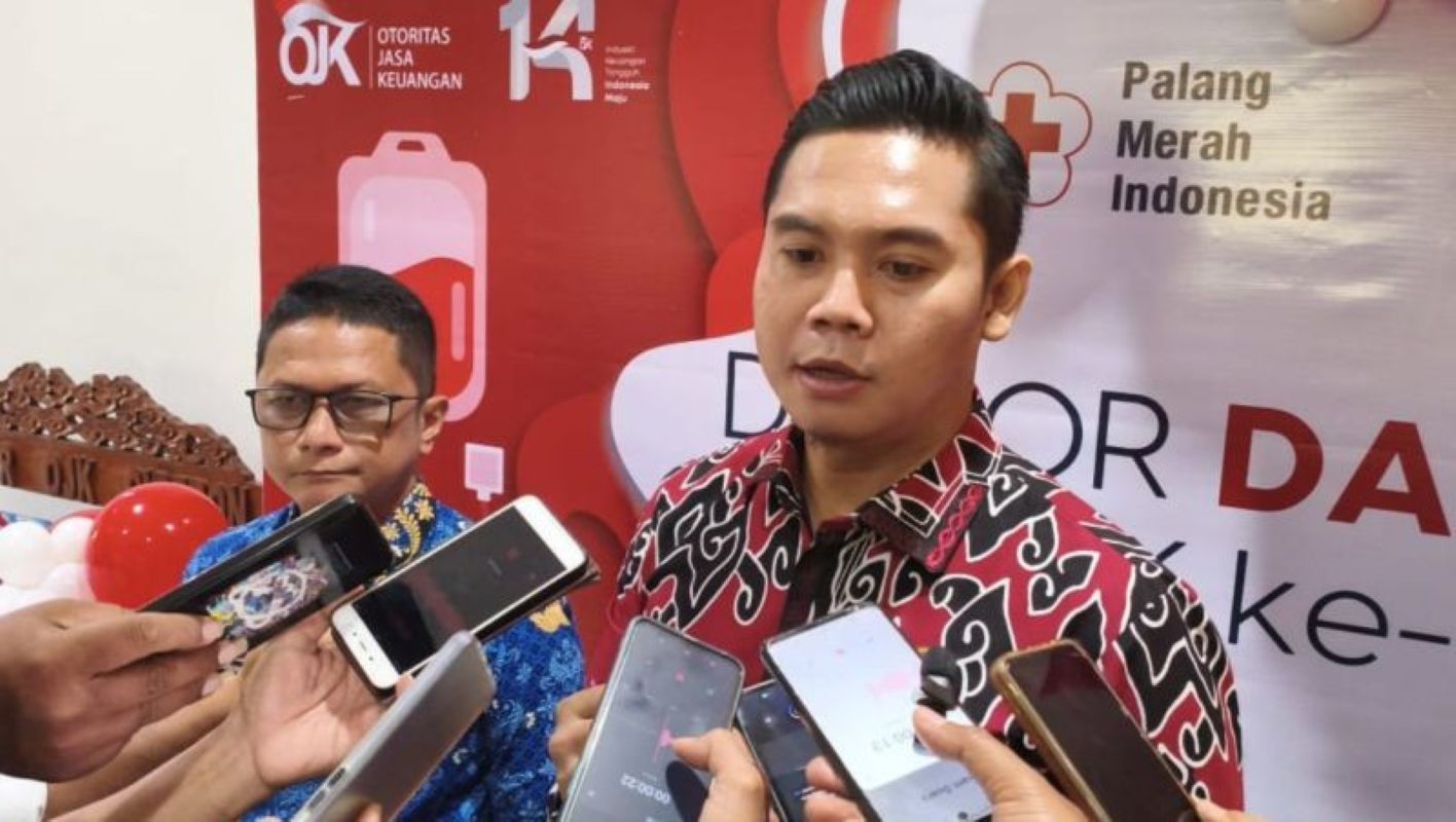 Kepala OJK Cirebon Agus Muntholib. (Fathnur Rohman/Antara)