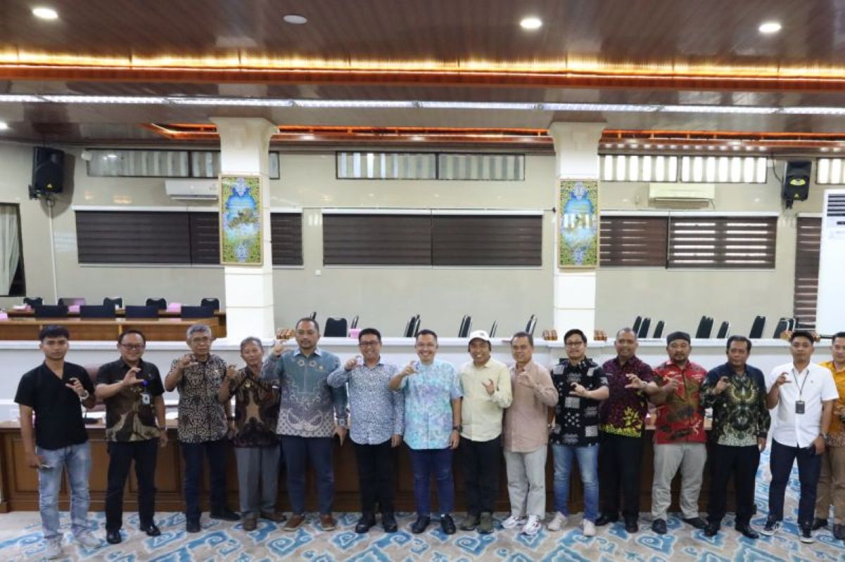 DPRD Kota Cirebon melaksanakan rapat dengar pendapat soal PSU perumahan di Cirebon. (DPRD Kota Cirebon/Antara)