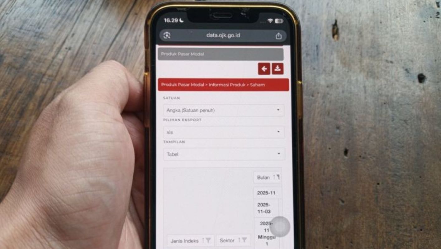 Warga menunjukkan portal informasi OJK terkait pasar modal di Cirebon. (Fathnur Rohman/Antara)