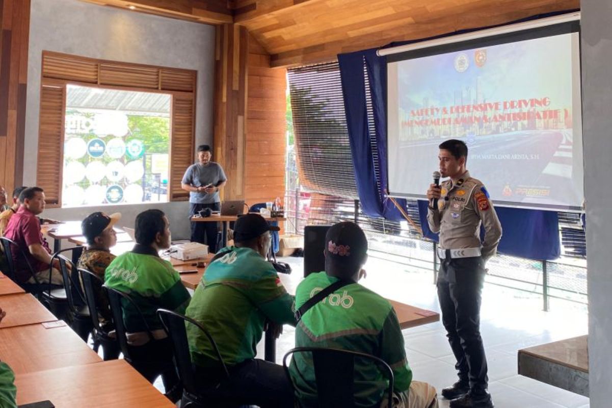 Satlantas Polres Cirebon Kota mengedukasi pengemudi ojek daring untuk menaati aturan lalu lintas. (Polres Cirebon Kota/Antara)