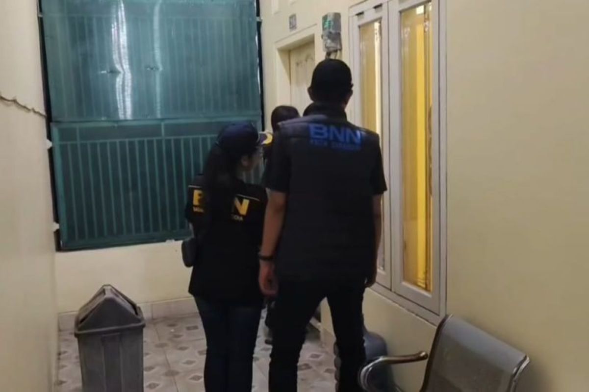 Petugas BNN melakukan razia pencegahan narkoba di Cirebon. (BNN Kota Cirebon/Antara)