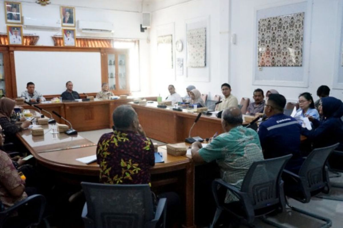 Komisi III DPRD Kota Cirebon gelar rapat kerja bersama instansi rerkait soal program bantuan rumah ambruk di Cirebon. (DPRD Kota Cirebon/Antara)