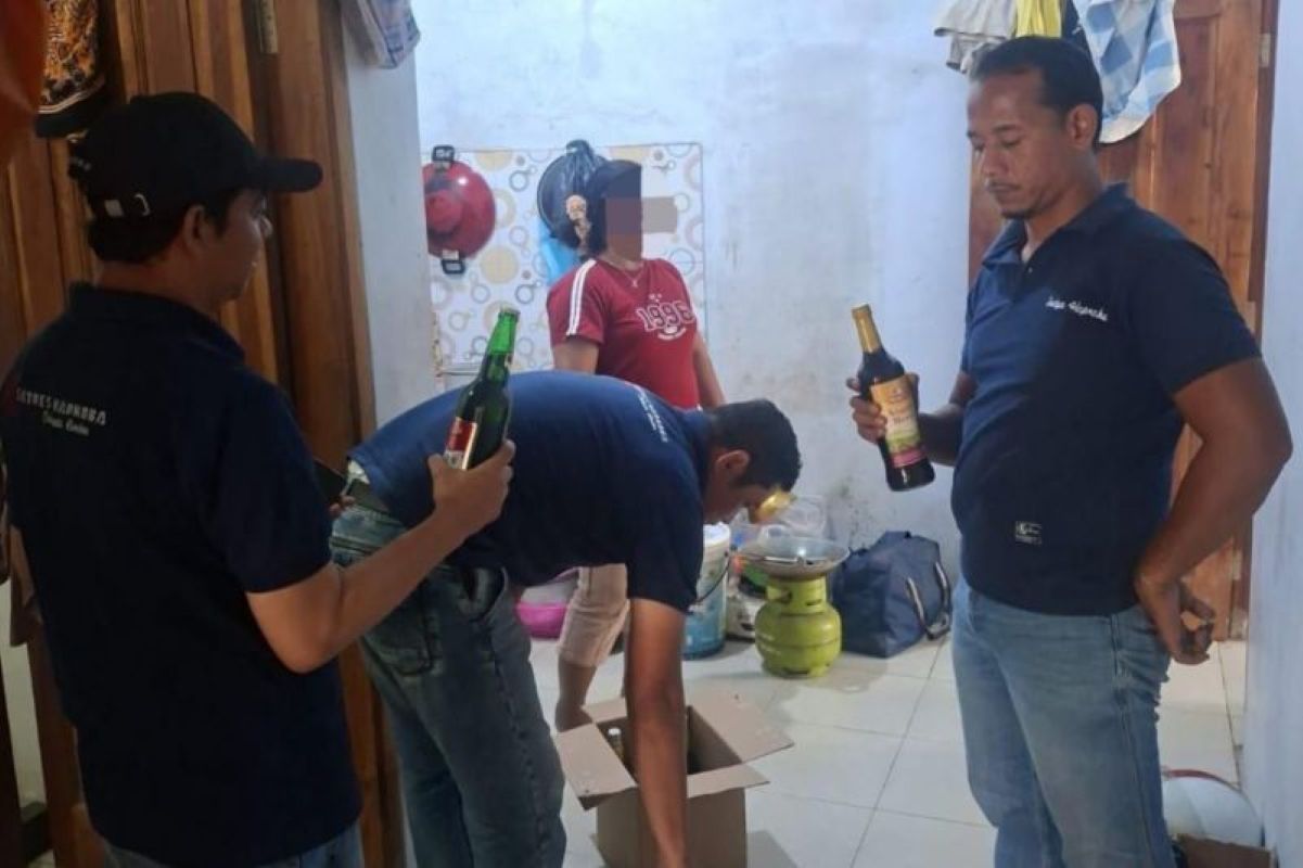 Petugas Polresta Cirebon melakukan razia miras. (Polresta Cirebon/Antara)