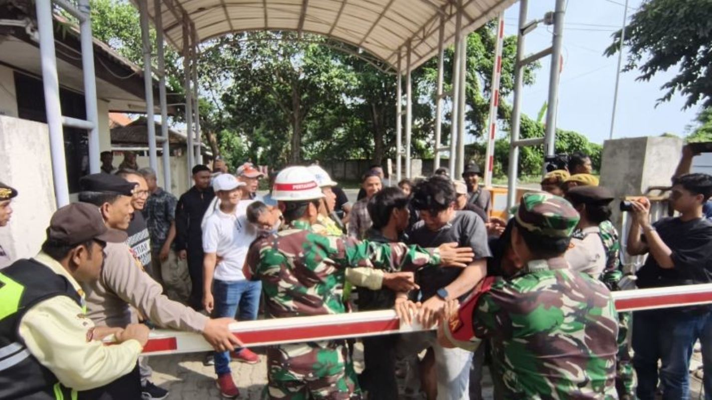 PT KPI RU VI Balongan melaksanakan kegiatan Major Exercise Emergency Pertamina (MEEP) di Indramayu. (Fathnur Rohman/Antara)