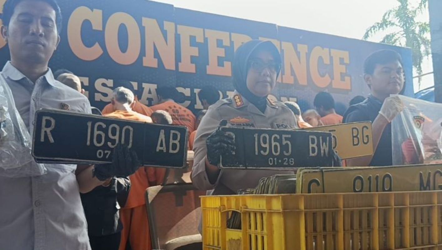 Polresta Cirebon ungkap kasus penyalahgunaan solar subsidi di Cirebon. (Fathnur Rohman/Antara)