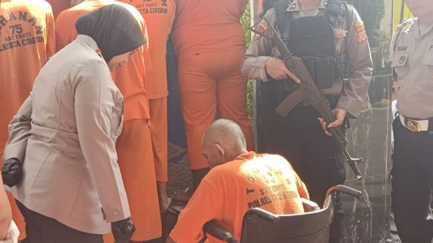 Salah satu tersangka kasus pembunuhan dihadirkan dalam konferensi pers di Polresta Cirebon. (Fathnur Rohman/Antara)