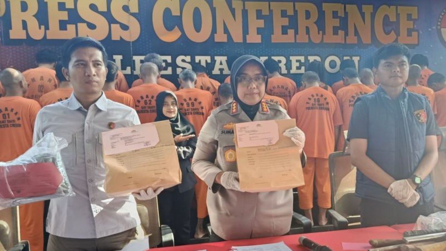 Kapolresta Cirebon Kombespol Sumarni (tengah) menunjukkan barang bukti kasus kekerasan seksual di Cirebon. (Fathnur Rohman/Antara)