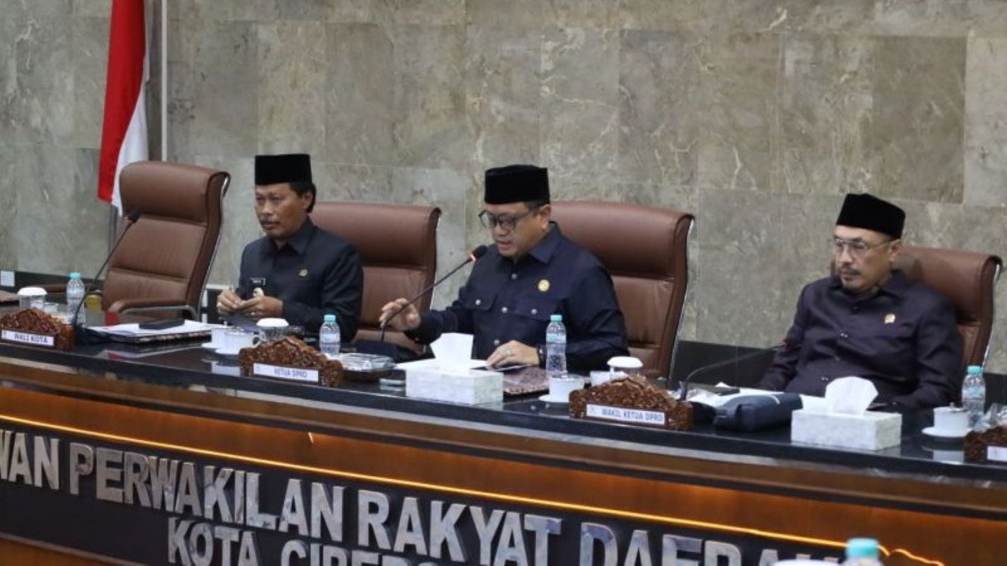 Wali Kota Cirebon Effendi Edo (kiri) menghadiri rapat paripurna dengan agenda persetujuan Rancangan APBD 2026 di DPRD Kota Cirebon. (Pemkot Cirebon/Antara)