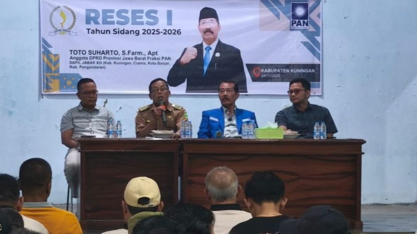 Anggota DPRD Provinsi Jawa Barat Toto Suharto (dua dari kanan) saat reses di Kuningan. (DPRD Jabar/Antara)