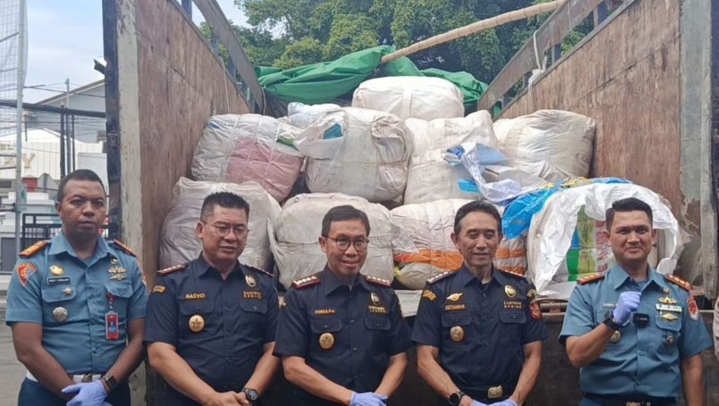 Lanal Cirebon menunjukkan barang bukti penyelundupan pakaian olahraga tanpa dokumen kepabeanan. (Fathnur Rohman/Antara)