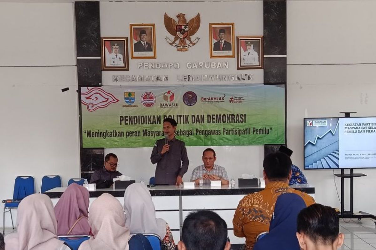 Bawaslu Kota Cirebon melaksanakan kegiatan pendidikan politik dan demokrasi di Kecamatan Lemahwungkuk. (Fathnur Rohman/Antara)