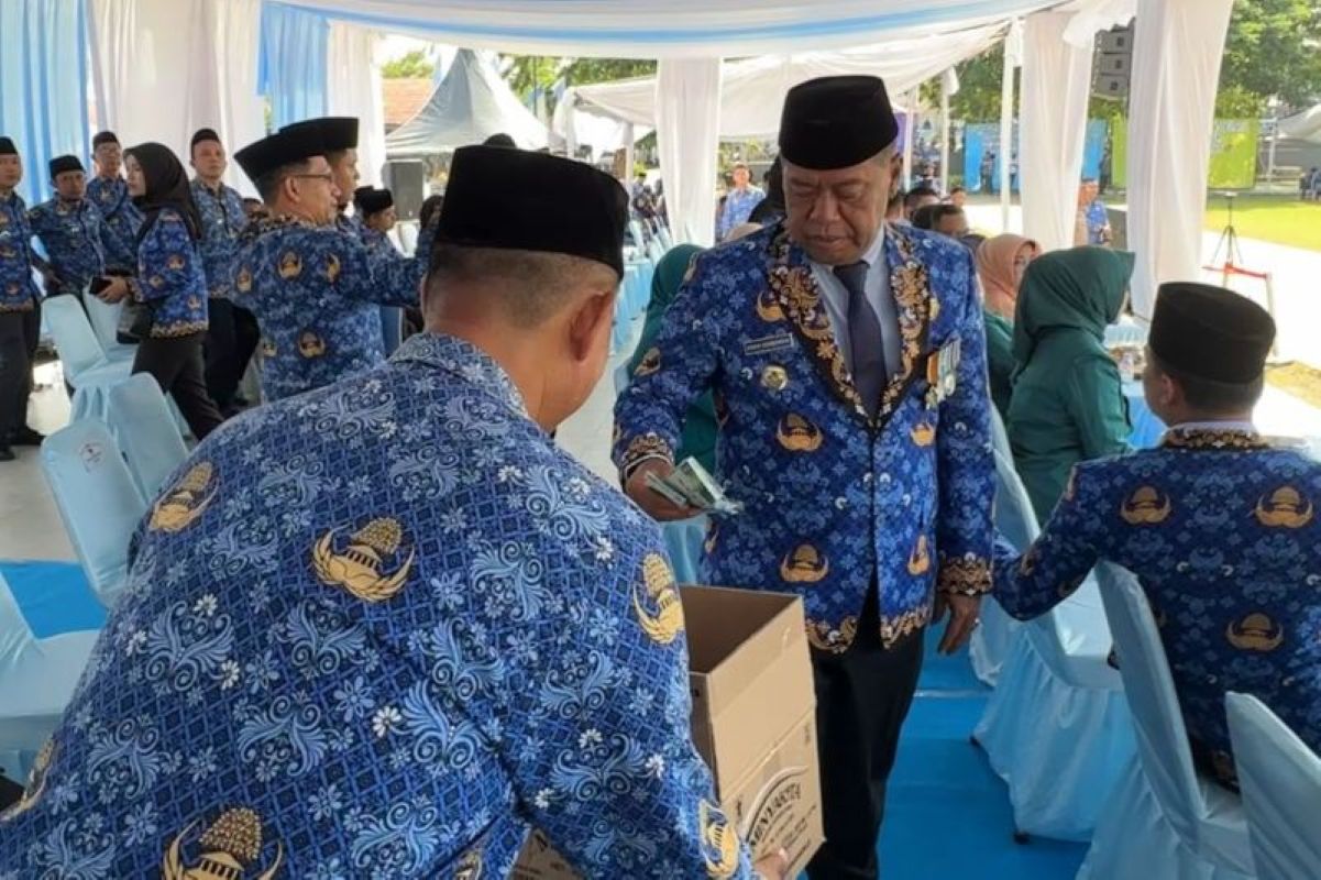 Sejumlah ASN di lingkungan Pemkab Majalengka mengumpulkan donasi untuk korban bencana di Sumatra. (Pemkab Majalengka/Antara)