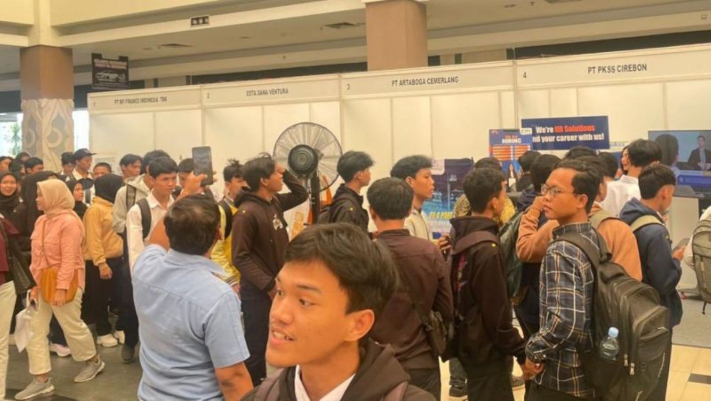 Para pencari kerja saat mengikuti kegiatan job fair di Cirebon. (Fathnur Rohman/Antara)