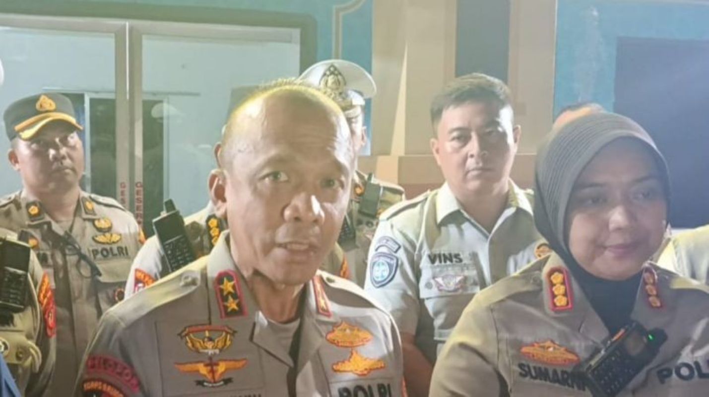 Kapolda Jabar Irjen Pol Rudi Setiawan (kiri) di Command Center KM 188 Tol Cikopo-Palimanan Cirebon, Rabu (3/12). (Fathnur Rohman/Antara)