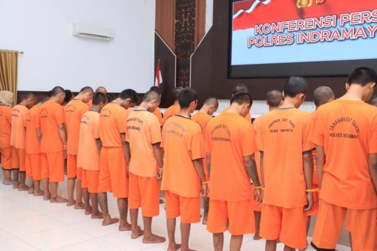 Para tersangka kasus penyalahgunaan narkotika dan obat keras di Polres Indramayu. (Polres Indramayu/Antara)