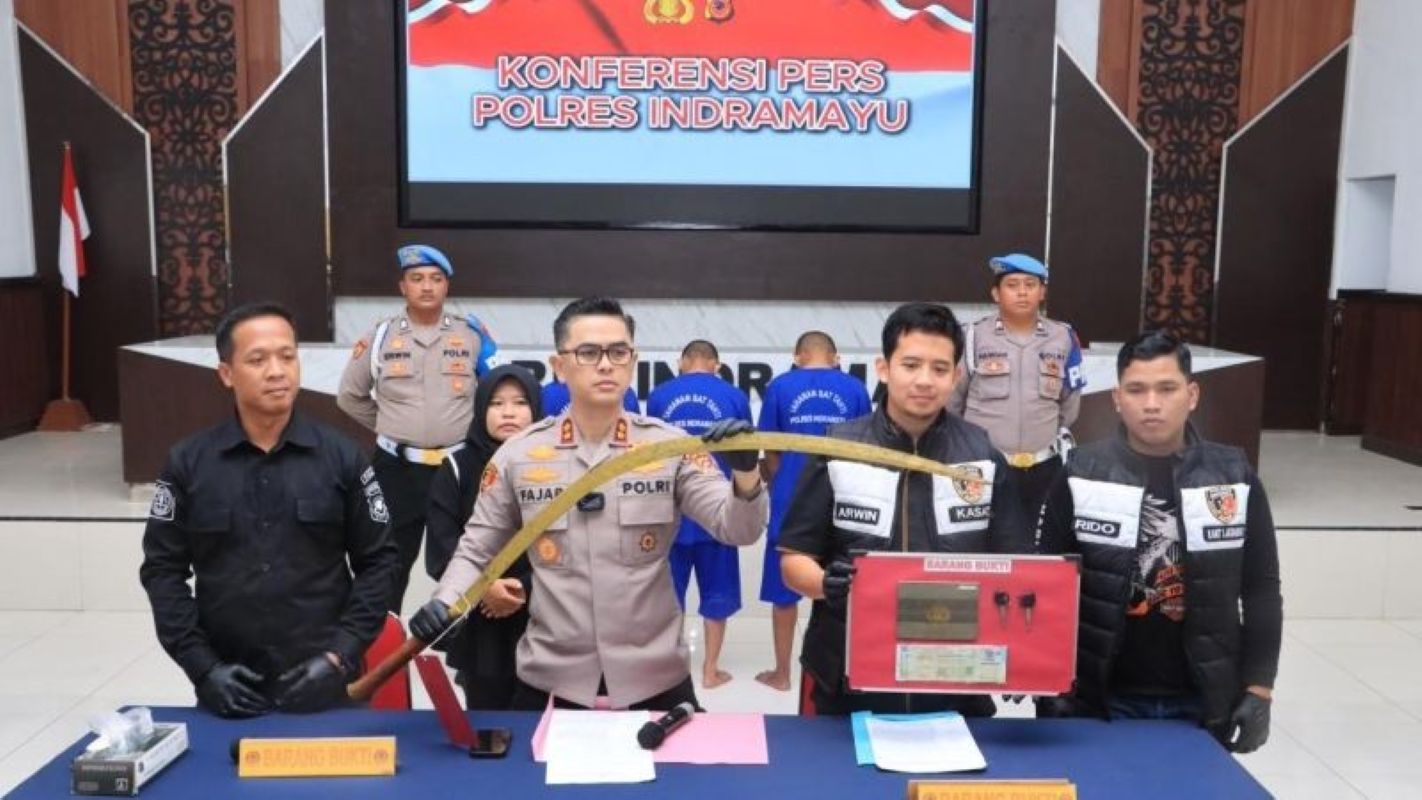 Kapolres Indramayu AKBP Mochamad Fajar Gemilang (tengah) menunjukkan barang bukti kasus begal di Indramayu. (Polres Indramayu/Antara)