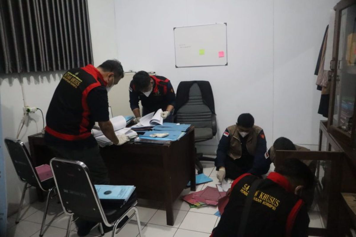Tim penyidik Kejari Indramayu geledah Kantor Disdikbud Indramayu untuk mengusut kasus dugaan korupsi PKMB. (Kejari Indramayu/Antara)