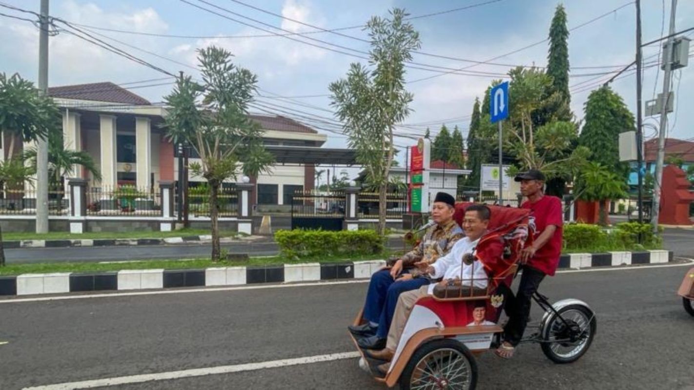Warga memakai becak listrik bantuan Presiden Prabowo Subianto di Cirebon. (Fathnur Rohman/Antara)