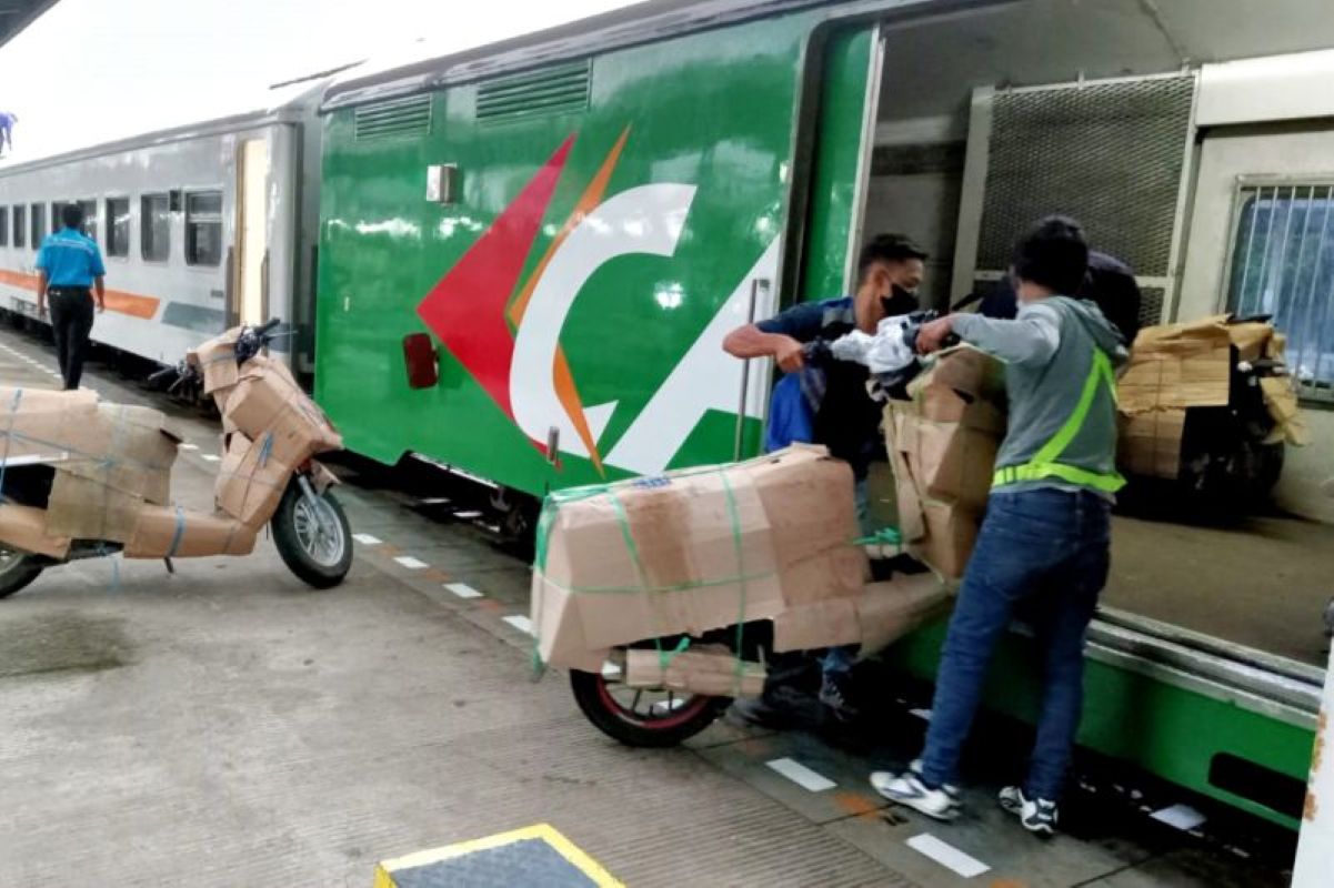 Petugas kereta mengangkat motor ke dalam gerbong kereta di Stasiun Cirebon Prujakan. (KAI Cirebon/Antara)