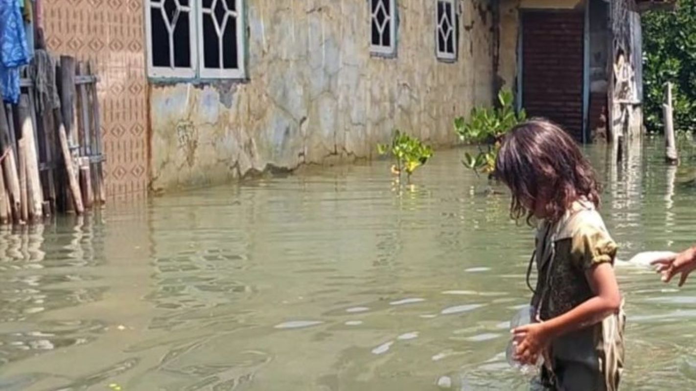 Banjir rob di Desa Eretan Wetan, Kabupaten Indramayu. (Fathnur Rohman/Antara)