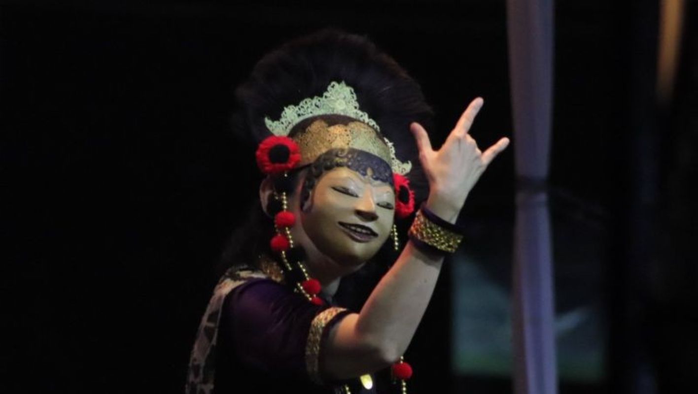 Penari topeng saat melakukan pertunjukan seni di Cirebon. (Disbudpar Cirebon/Antara)
