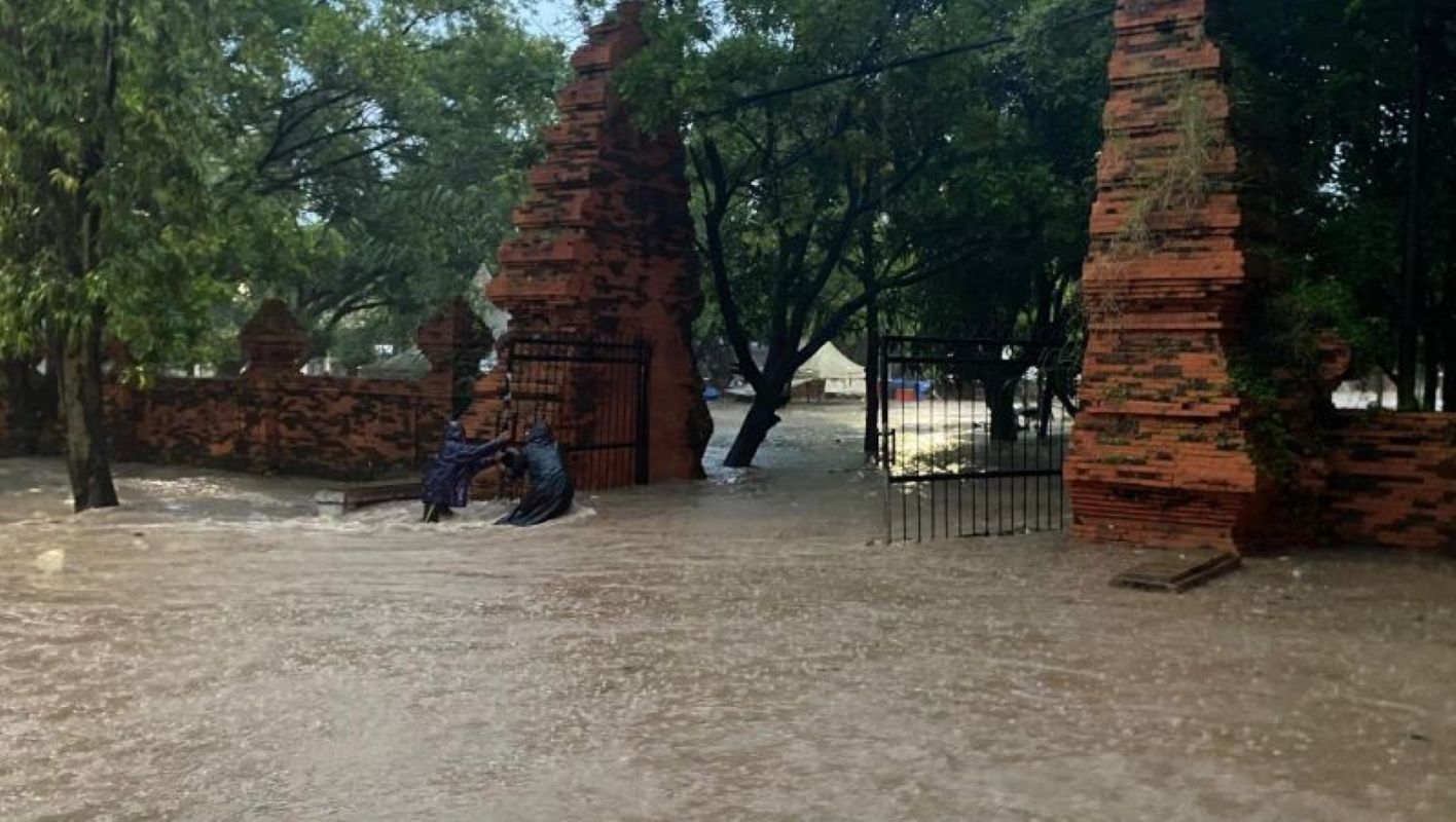 Peristiwa banjir yang melanda sejumlah titik di Cirebon, pada Desember 2025. (Fathnur Rohman/Antara)