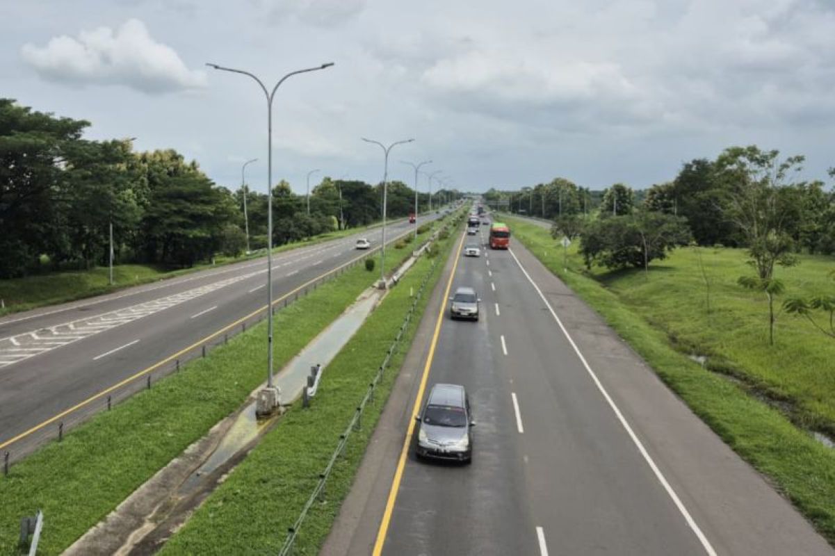 Kondisi lalu lintas di ruas Tol Cipali arah Cirebon menuju Jakarta pada Minggu (4/1). (Astra Tol Cipali/Antara)