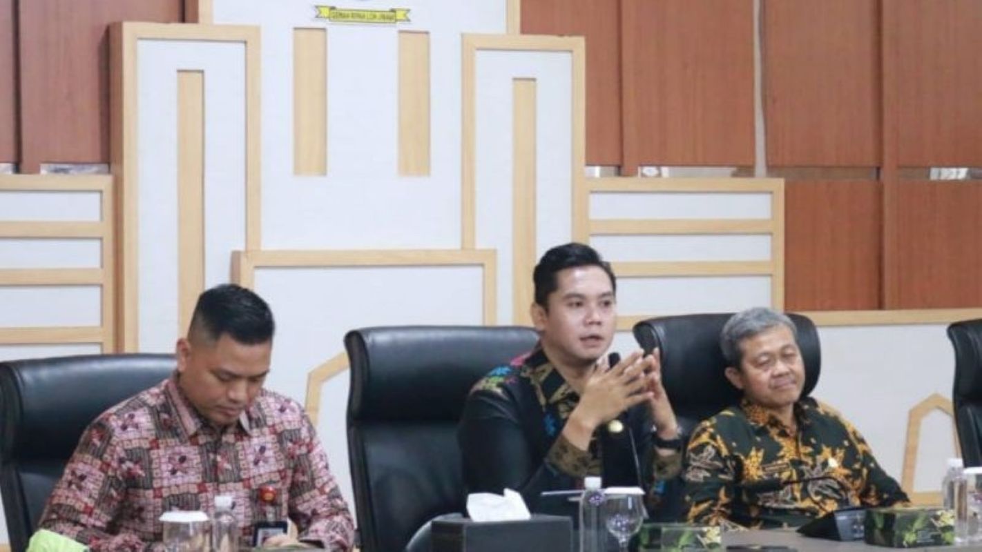 Kepala OJK Cirebon Agus Muntholib (tengah). (OJK Cirebon/Antara)