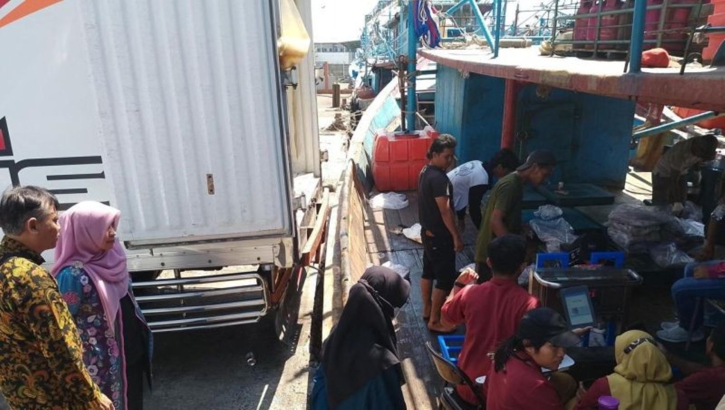 Petugas DKP3 Kota Cirebon saat meninjau kondisi di TPI Kejawanan Cirebon. (Fathnur Rohman/Antara)