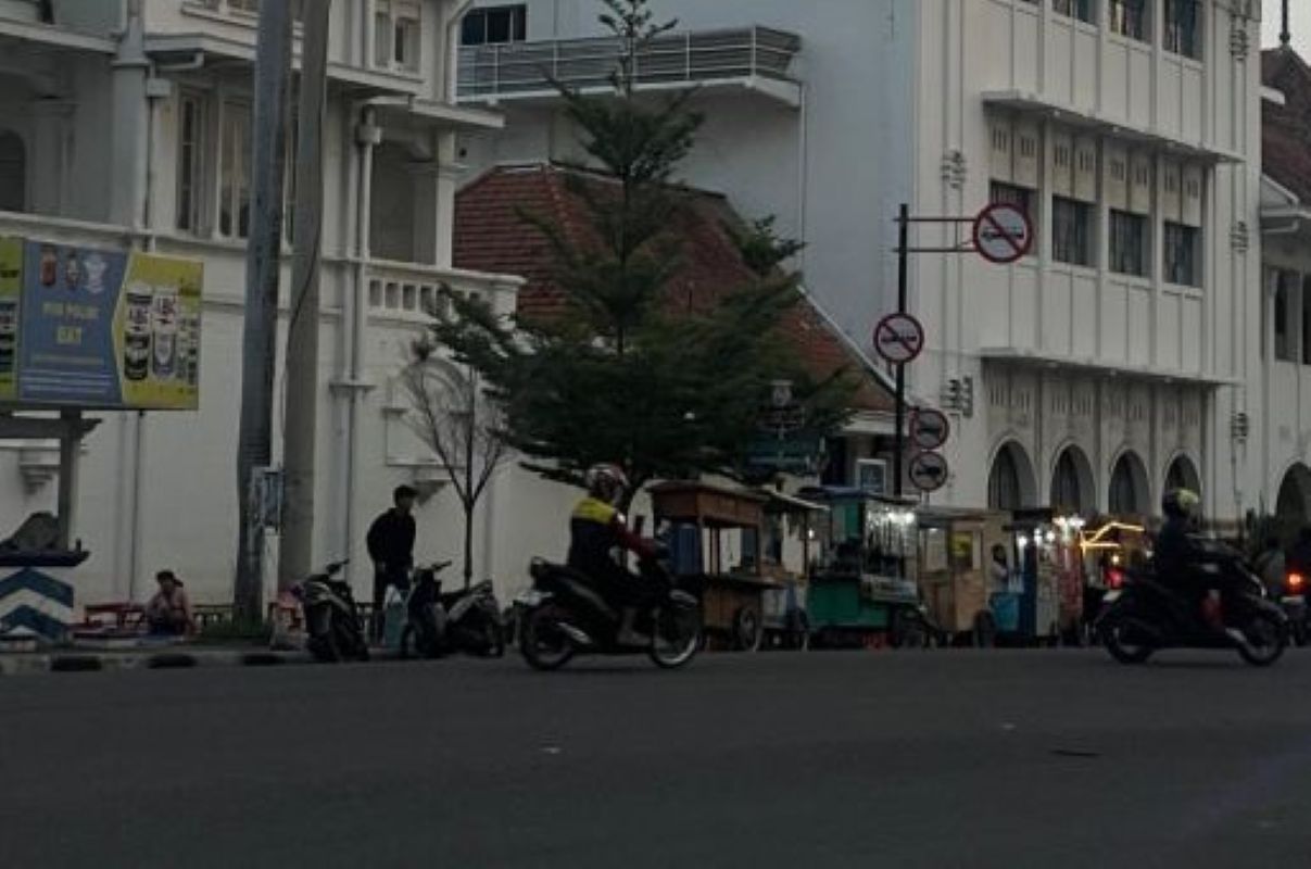 Kondisi ruas jalan di Kota Cirebon. (Fathnur Rohman/Antara)