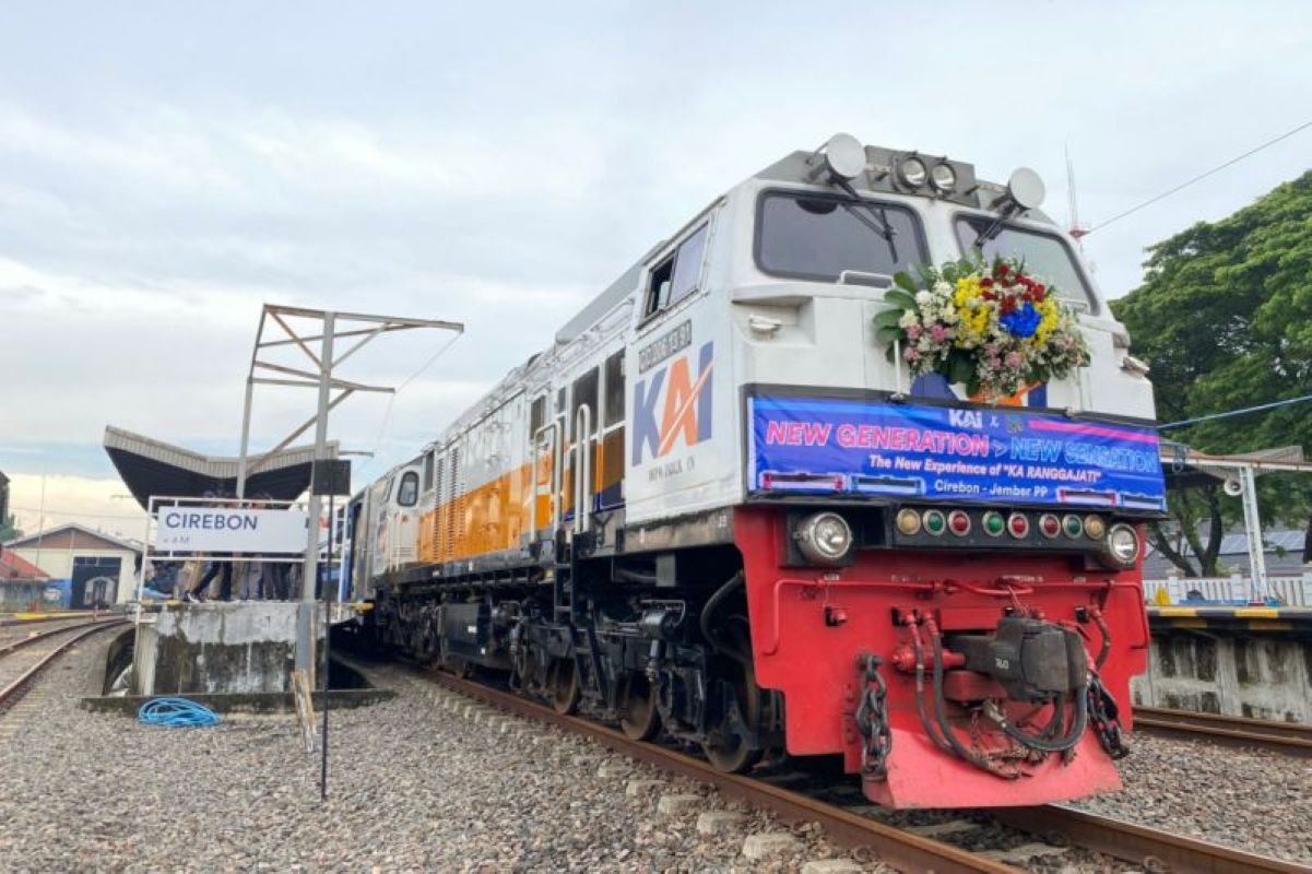 KA Ranggajati dengan rangkaian gerbong Stainless Steel New Generation di Staisun Cirebon, Minggu (11/1). (KAI Cirebon/Antara)